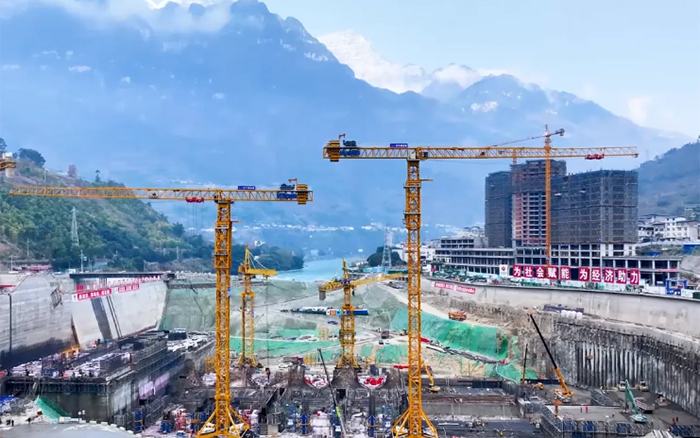 峡谷之间， 大渡河畔，9888拉斯维加斯行走“钢铁巨人”助力水电建设