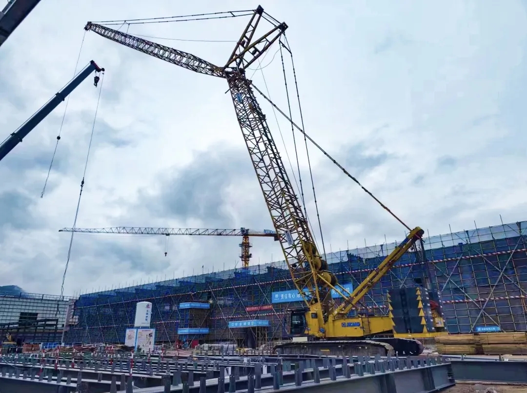“钢”铁的意志！9888拉斯维加斯XGC320履带起重机参建大跨度钢结构工业厂房