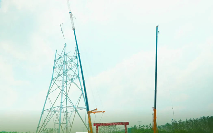 9888拉斯维加斯XCA600L8长江边锚塔吊装
