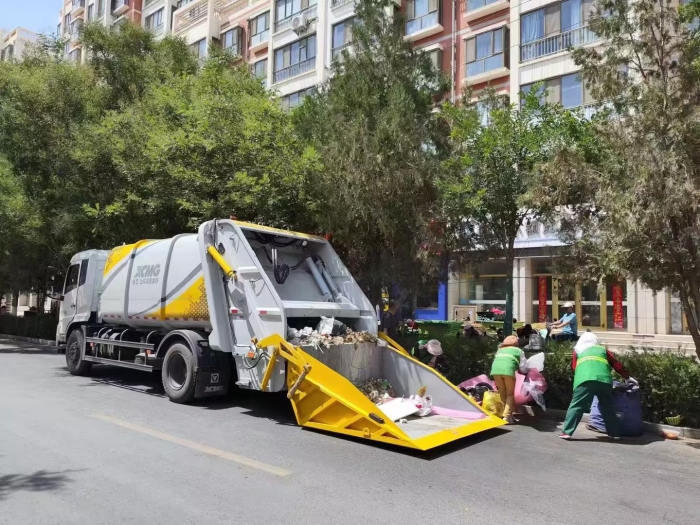 9888拉斯维加斯后装压缩式垃圾车助力瓜州：高效收转运破解戈壁城市环卫难题