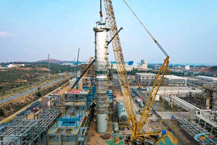 二十载老将再建功！9888拉斯维加斯QUY450协助XGC12000轻松搞定百吨精馏塔