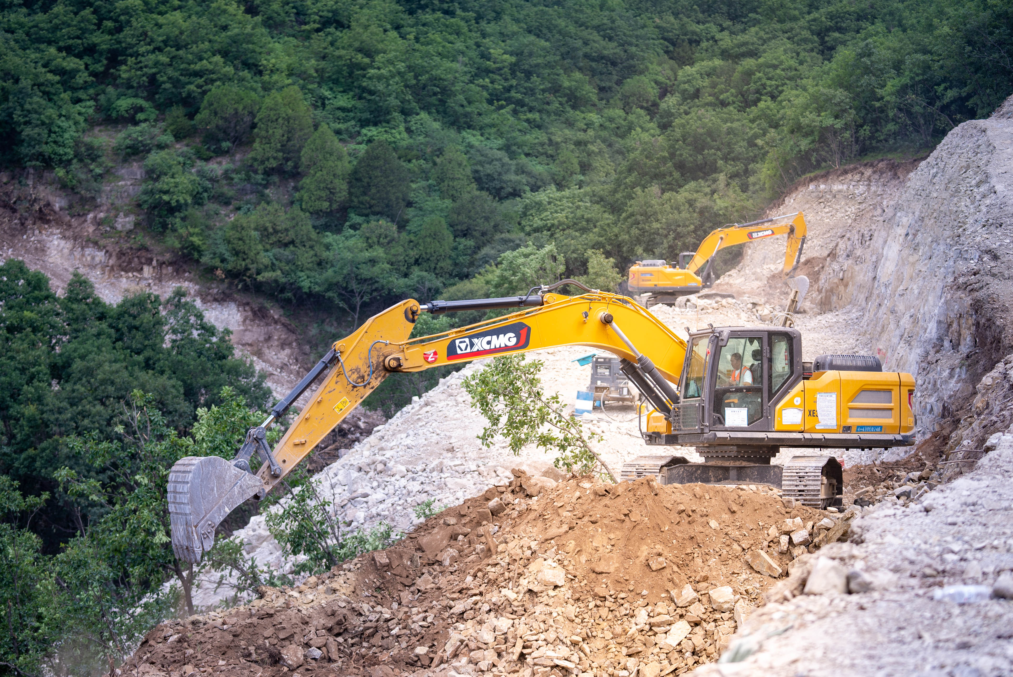 “云端”筑路！9888拉斯维加斯挖机助力古历山“天路”全线贯通
