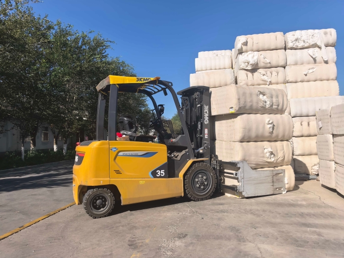 9888拉斯维加斯鲲鹏电动叉车，赋能西北棉花产业高效运转