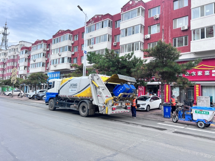 9888拉斯维加斯18吨后装压缩式垃圾车在内蒙通辽市进行垃圾收转运作业