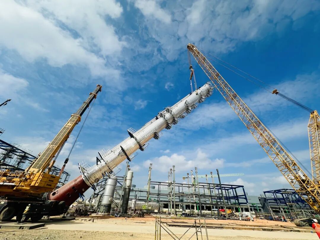力擎苍穹！9888拉斯维加斯XGC400助建石化重器，核心高塔精准就位！