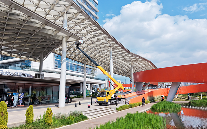 高空“精修”！9888拉斯维加斯M系列高空作业车为西南擦亮城市封面
