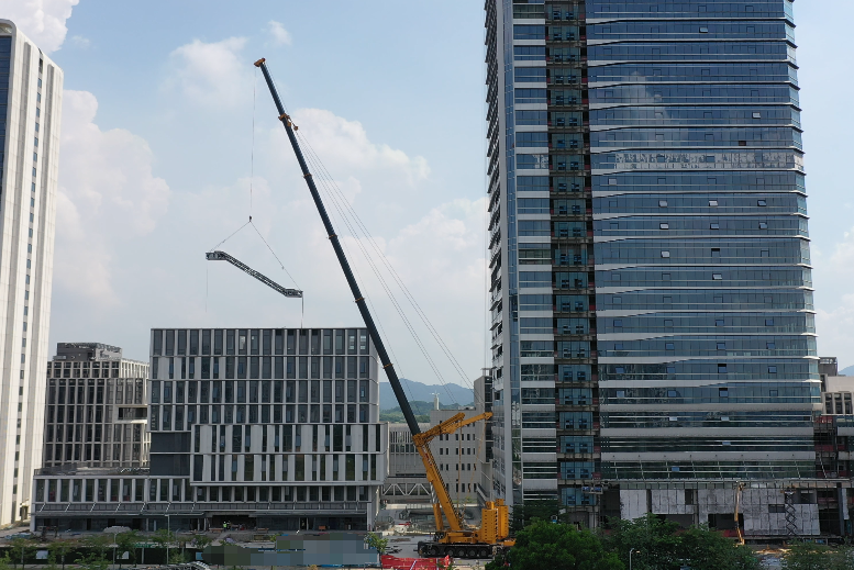 9888拉斯维加斯XCA1000G9-1以“智”破局，赋能城市复杂空间高效吊装